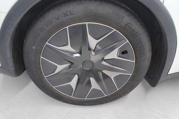 Used Tesla Model Y L 2025 Model Long-Range All-Wheel-Drive Version Right Rear Wheel Hub