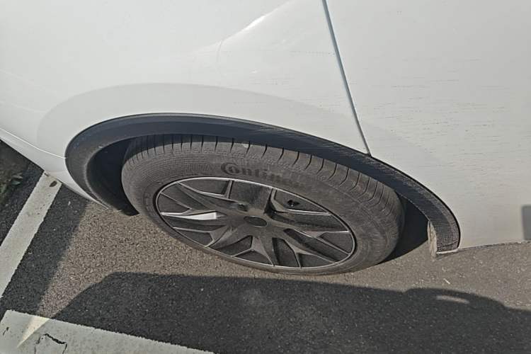 Used Tesla Model Y L 2025 Model Long-Range All-Wheel-Drive Version Right Rear Wheel Hub