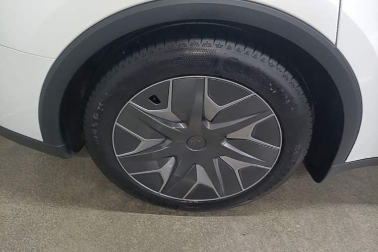 Used Tesla Model Y L 2025 Model Long-Range All-Wheel-Drive Version Right Rear Wheel Hub