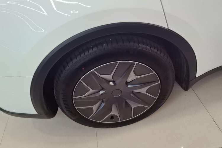 Used Tesla Model Y L 2025 Model Long-Range All-Wheel-Drive Version Right Rear Wheel Hub