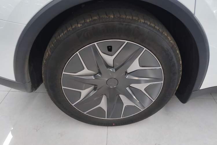 Used Tesla Model Y L 2025 Model Long-Range All-Wheel-Drive Version Right Rear Wheel Hub