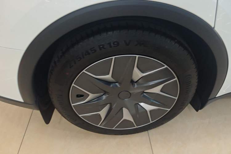 Used Tesla Model Y L 2025 Model Long-Range All-Wheel-Drive Version Right Rear Wheel Hub
