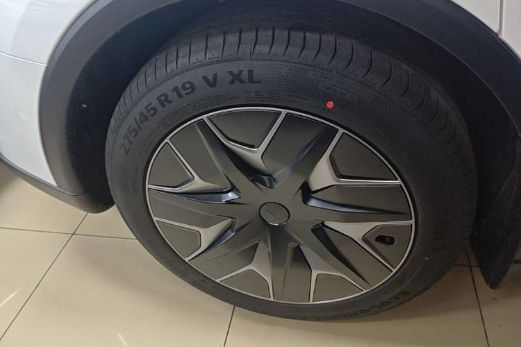Used Tesla Model Y L 2025 Model Long-Range All-Wheel-Drive Version Right Rear Wheel Hub