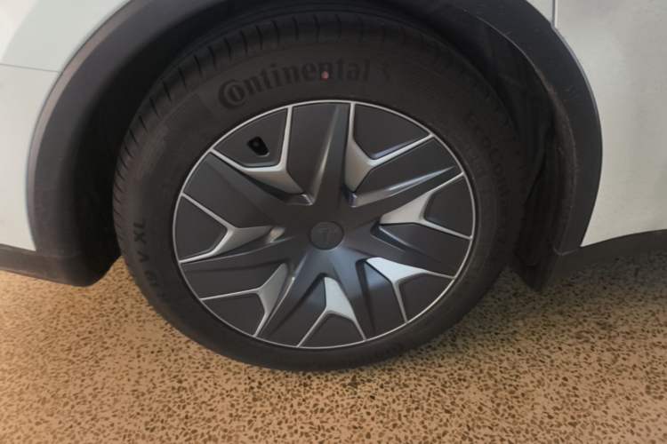 Used Tesla Model Y L 2025 Model Long-Range All-Wheel-Drive Version Right Rear Wheel Hub