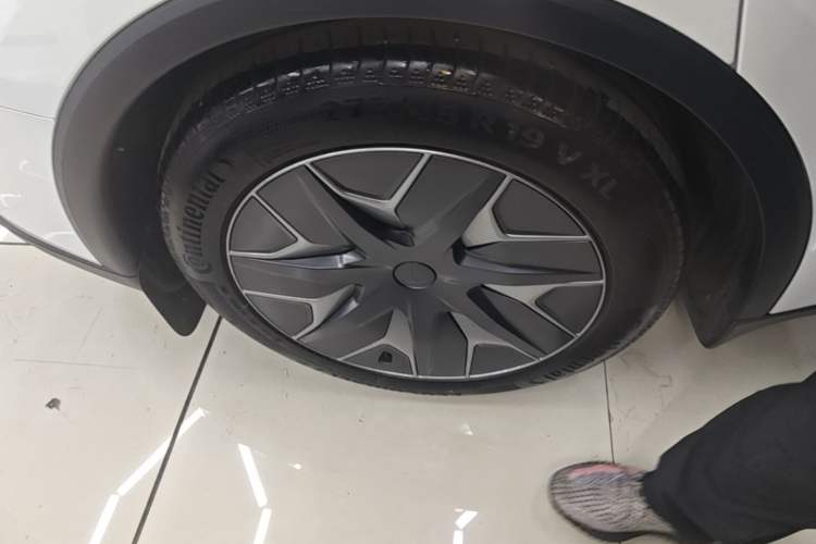 Used Tesla Model Y L 2025 Model Long-Range All-Wheel-Drive Version Right Rear Wheel Hub