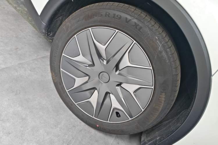 Used Tesla Model Y L 2025 Model Long-Range All-Wheel-Drive Version Right Rear Wheel Hub