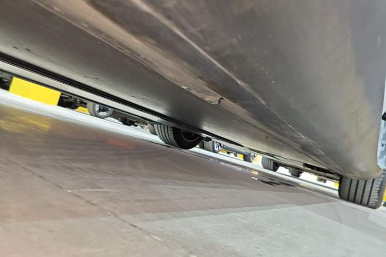 Used Tesla Model Y L 2025 Model Long-Range All-Wheel-Drive Version Right Side Sill