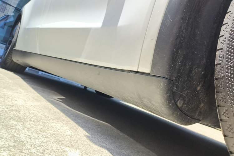 Used Tesla Model Y L 2025 Model Long-Range All-Wheel-Drive Version Right Side Sill