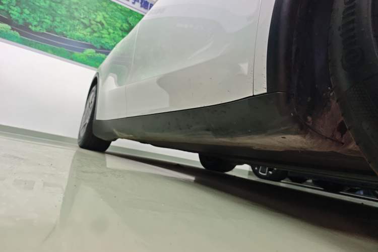 Used Tesla Model Y L 2025 Model Long-Range All-Wheel-Drive Version Right Side Sill