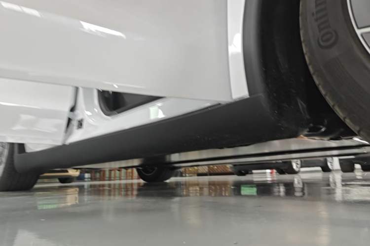 Used Tesla Model Y L 2025 Model Long-Range All-Wheel-Drive Version Right Side Sill