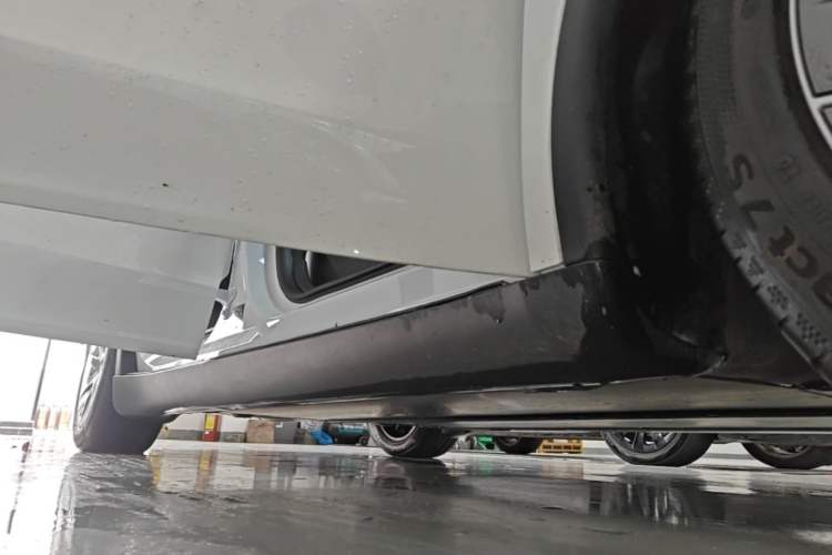 Used Tesla Model Y L 2025 Model Long-Range All-Wheel-Drive Version Right Side Sill