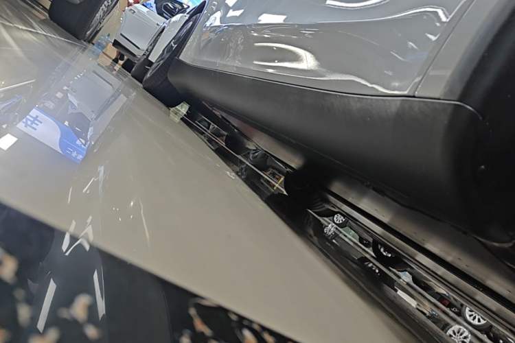 Used Tesla Model Y L 2025 Model Long-Range All-Wheel-Drive Version Right Side Sill
