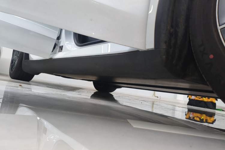 Used Tesla Model Y L 2025 Model Long-Range All-Wheel-Drive Version Right Side Sill