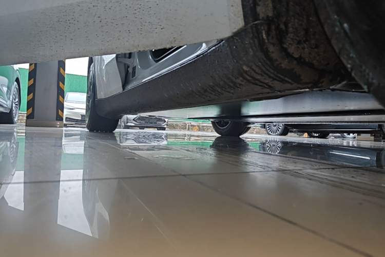 Used Tesla Model Y L 2025 Model Long-Range All-Wheel-Drive Version Right Side Sill