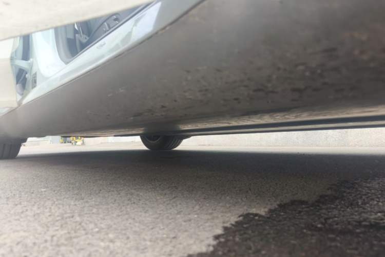 Used Tesla Model Y L 2025 Model Long-Range All-Wheel-Drive Version Right Side Sill