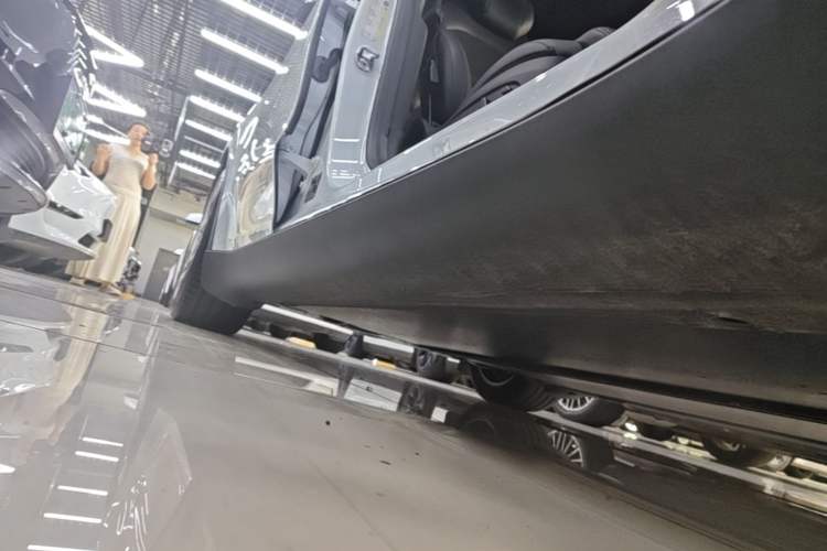Used Tesla Model Y L 2025 Model Long-Range All-Wheel-Drive Version Right Side Sill