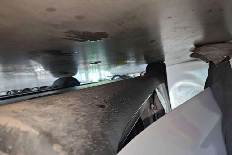 Used Tesla Model Y L 2025 Model Long-Range All-Wheel-Drive Version Right Side Sill