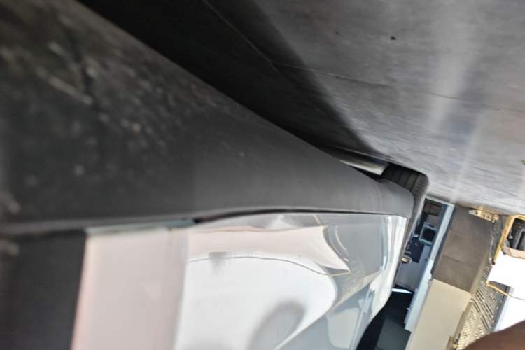 Used Tesla Model Y L 2025 Model Long-Range All-Wheel-Drive Version Right Side Sill
