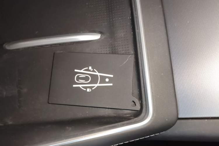 Used Tesla Model Y L 2025 Model Long-Range All-Wheel-Drive Version Vehicle Key