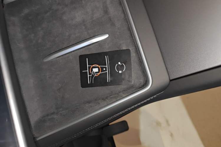 Used Tesla Model Y L 2025 Model Long-Range All-Wheel-Drive Version Vehicle Key
