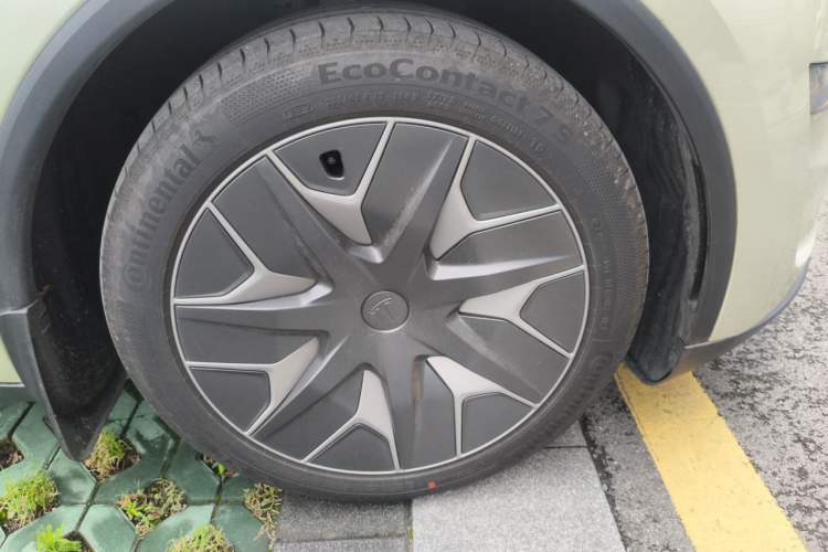 Used Tesla Model Y L 2025 Model Long-Range All-Wheel-Drive Version Right Front Wheel Hub