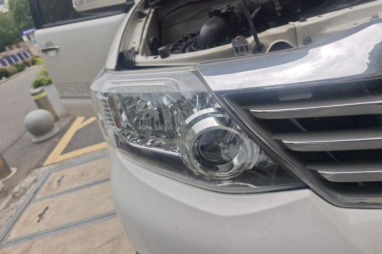 Used Toyota 4Runner  Right Front Headlight