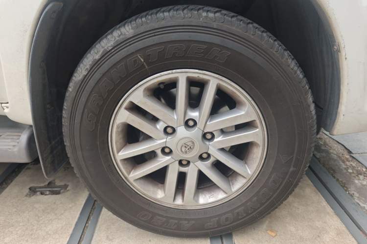 Used Toyota 4Runner  Right Front Wheel Hub