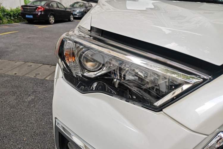 Used Toyota 4Runner  Right Front Headlight