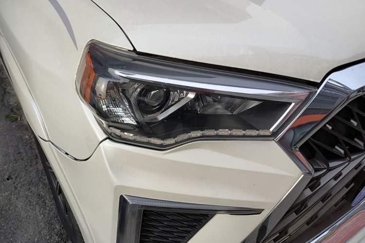 Used Toyota 4Runner 2018 4.0L Parallel Import Right Front Headlight