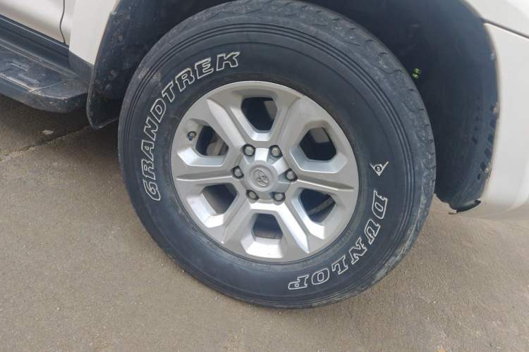 Used Toyota 4Runner  Right Front Wheel Hub