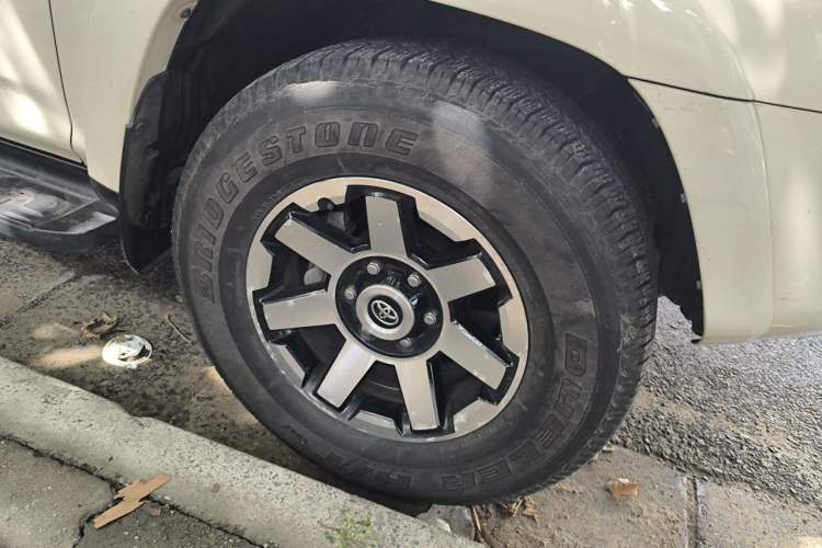 Used Toyota 4Runner  Right Front Wheel Hub