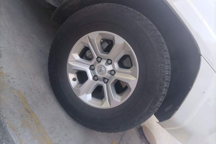 Used Toyota 4Runner  Right Front Wheel Hub