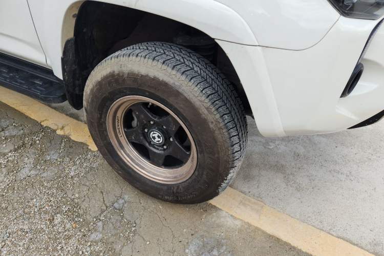 Used Toyota 4Runner  Right Front Wheel Hub