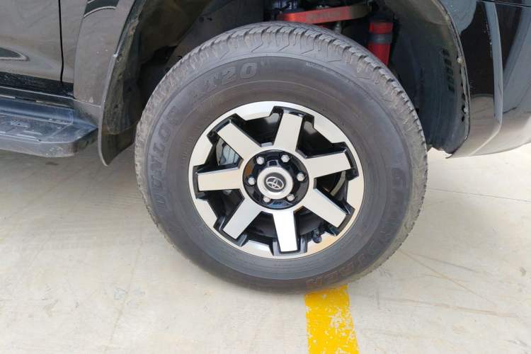 Used Toyota 4Runner  Right Front Wheel Hub