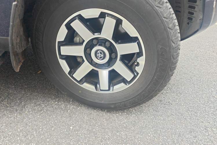 Used Toyota 4Runner  Right Front Wheel Hub