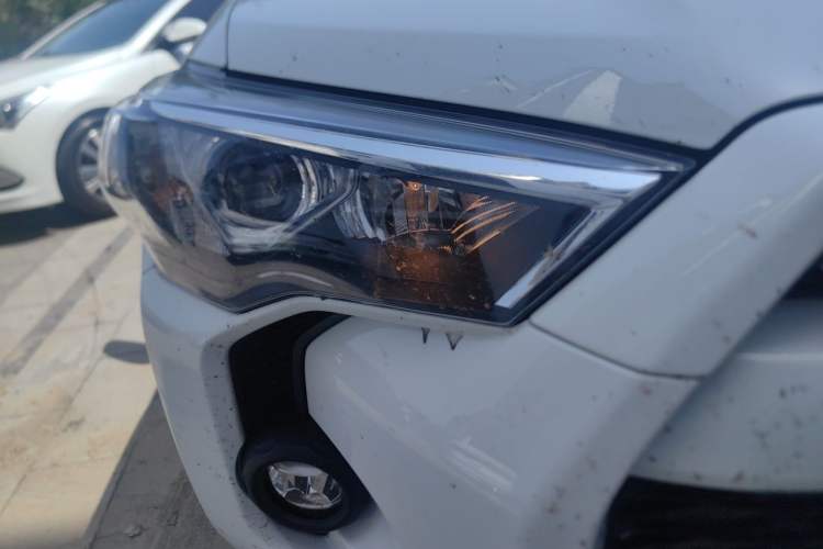 Used Toyota 4Runner  Right Front Headlight