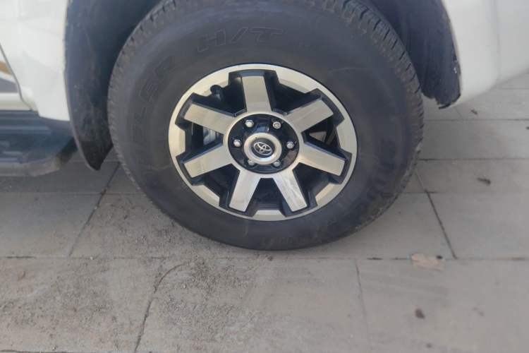 Used Toyota 4Runner  Right Front Wheel Hub