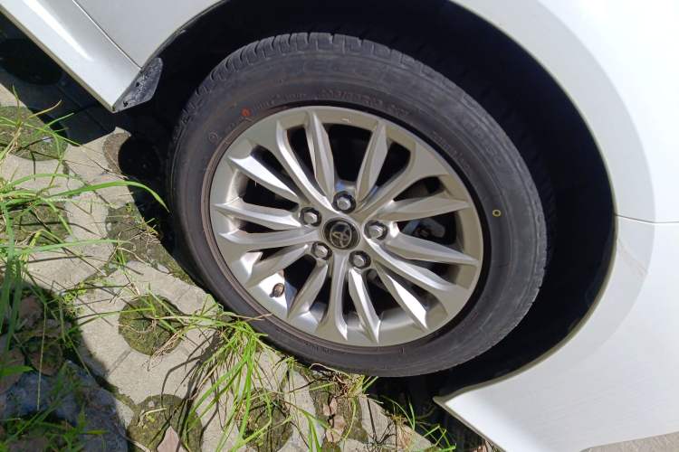 Used Toyota Allion 2021 2.0L Luxury Edition Right Front Wheel Hub