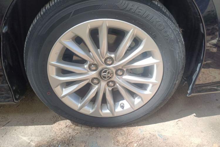 Used Toyota Allion 2021 2.0L Luxury Edition Right Front Wheel Hub