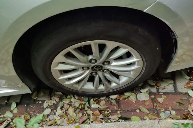 Used Toyota Allion 2021 2.0L Luxury Edition Right Front Wheel Hub