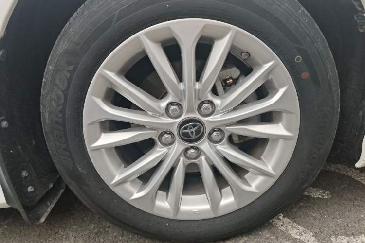 Used Toyota Allion 2021 2.0L Luxury Edition Right Front Wheel Hub