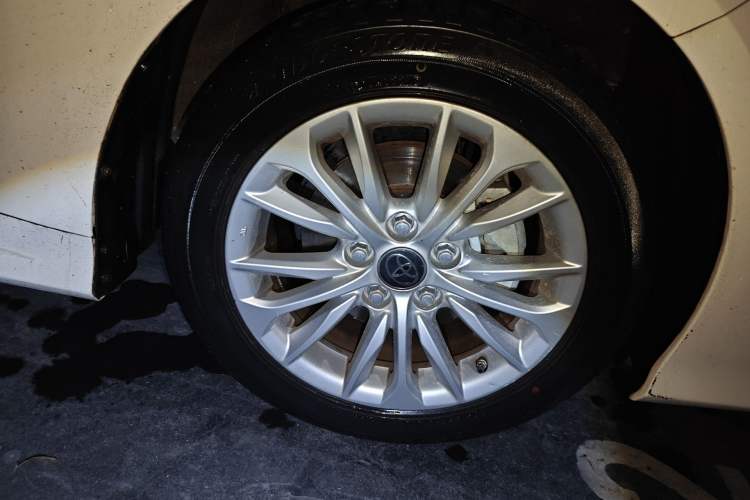 Used Toyota Allion 2021 2.0L Luxury Edition Right Front Wheel Hub