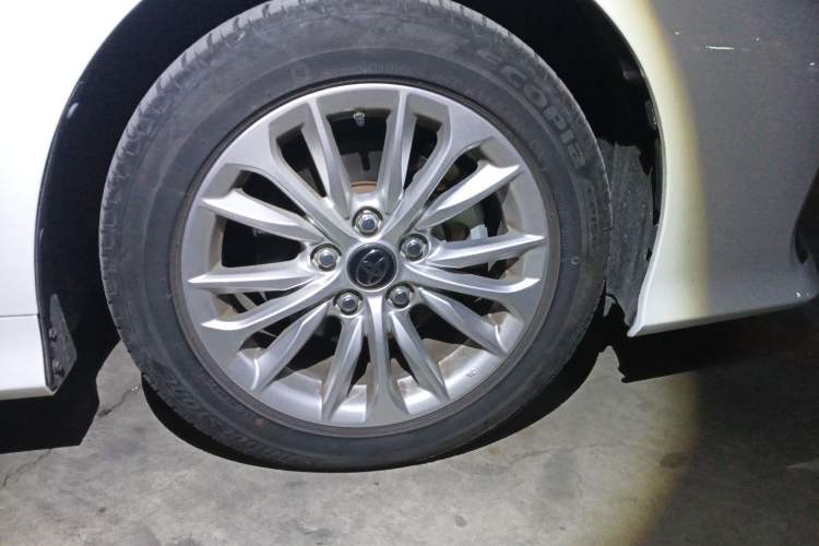 Used Toyota Allion 2021 2.0L Luxury Edition Right Front Wheel Hub