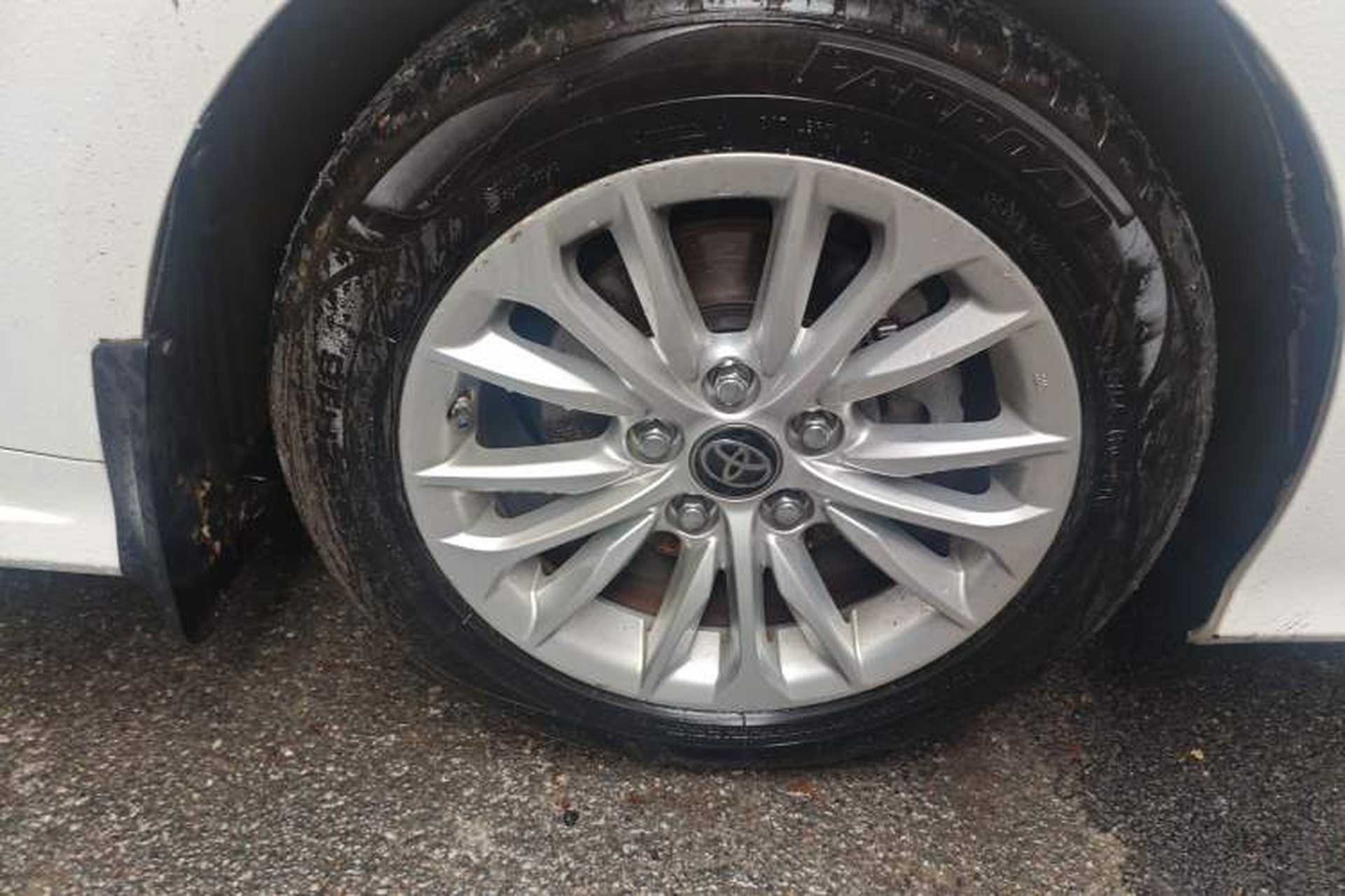 Used Toyota Allion 2021 2.0L Luxury Edition Right Front Wheel Hub