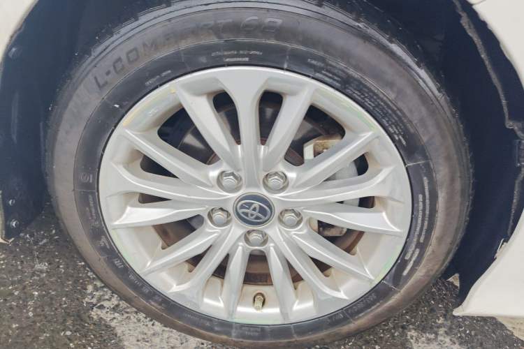 Used Toyota Allion 2021 2.0L Luxury Edition Right Front Wheel Hub