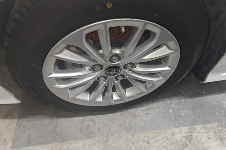 Used Toyota Allion 2022 2.0L Elite Edition Left Front Wheel Hub