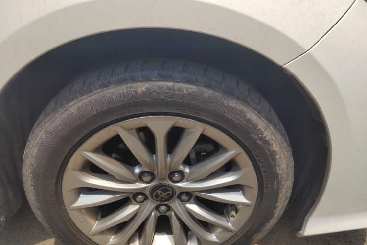 Used Toyota Allion 2022 2.0L Elite Edition Right Front Wheel Hub