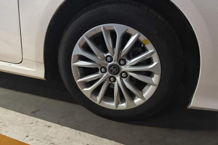 Used Toyota Allion 2022 2.0L Elite Edition Right Front Wheel Hub