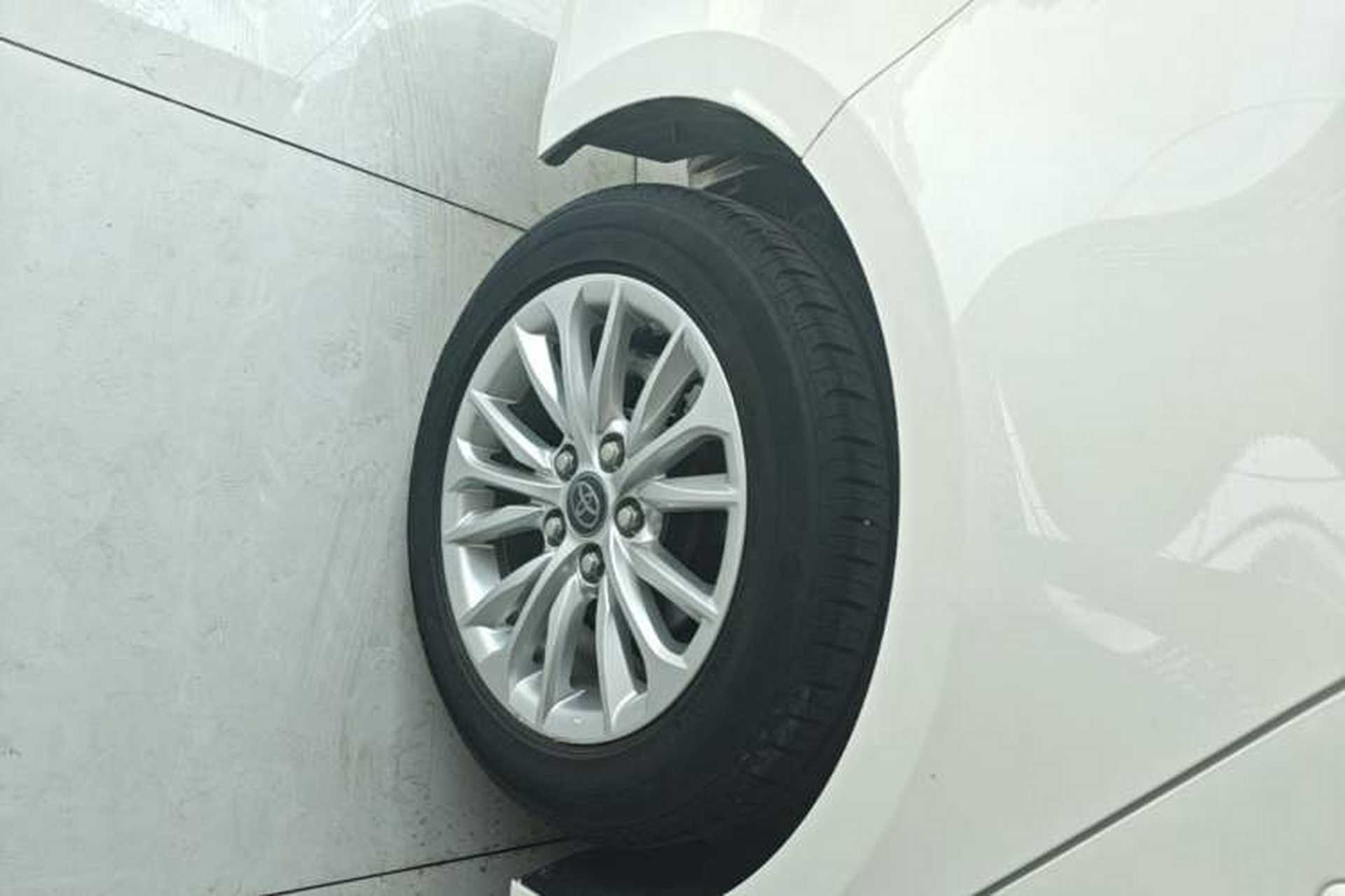 Used Toyota Allion 2022 2.0L Elite Edition Right Rear Wheel Hub