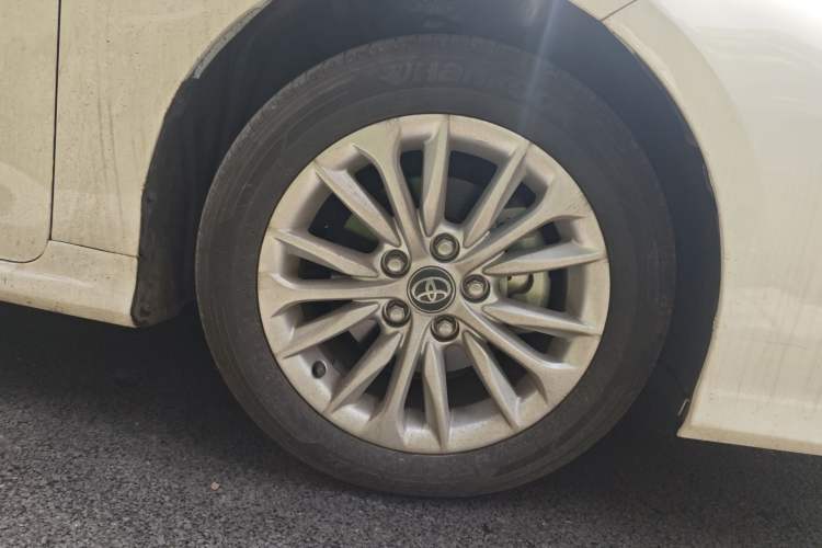Used Toyota Allion 2023 2.0L Elite Edition Right Front Wheel Hub